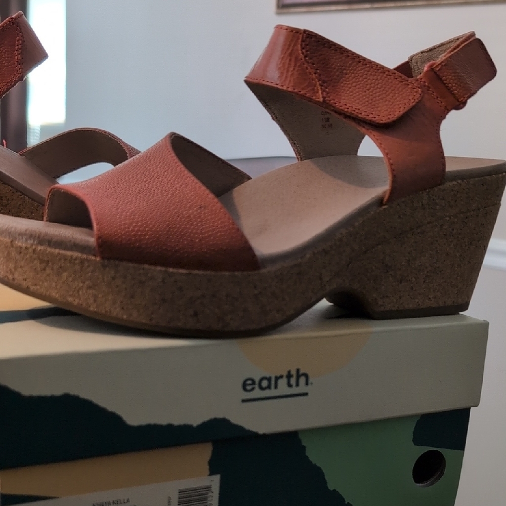 Earth Tan Wedge Sandals with Comfort Design
